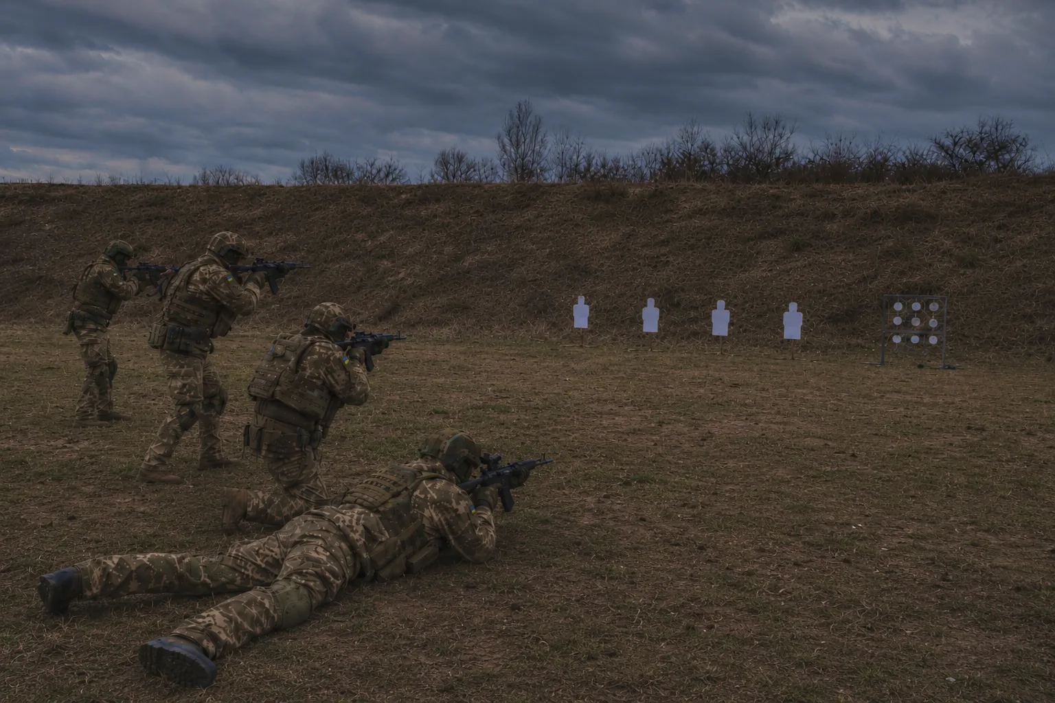 Військові ведуть вогонь по сталевих мішенях A.M. Target на полігоні